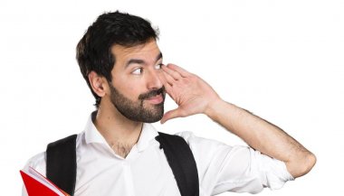 Bir şey dinlerken öğrenci adam