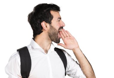 Esmer yakışıklı beyaz arka plan üzerinde