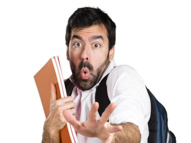 Esmer yakışıklı beyaz arka plan üzerinde