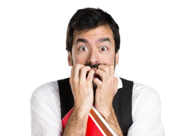 Esmer yakışıklı beyaz arka plan üzerinde