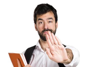 Dur işareti yaparak öğrenci adam