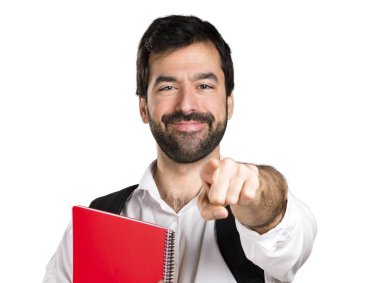 Öne doğru işaret eden öğrenci adam