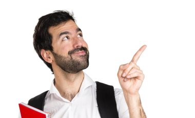 Esmer yakışıklı beyaz arka plan üzerinde