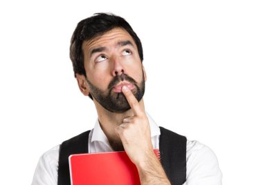 Esmer yakışıklı beyaz arka plan üzerinde