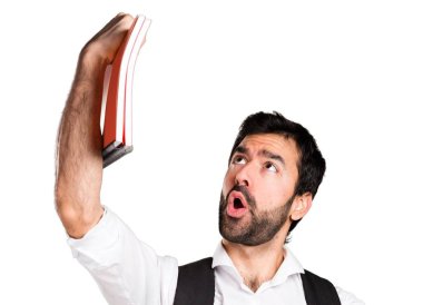 Esmer yakışıklı beyaz arka plan üzerinde