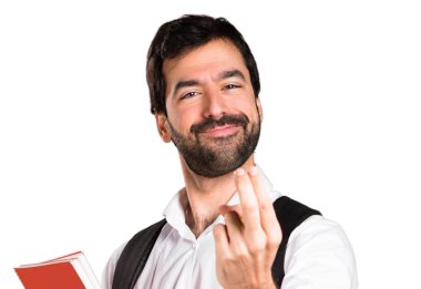 Esmer yakışıklı beyaz arka plan üzerinde