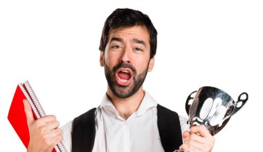 Bir kupa holding öğrenci adam