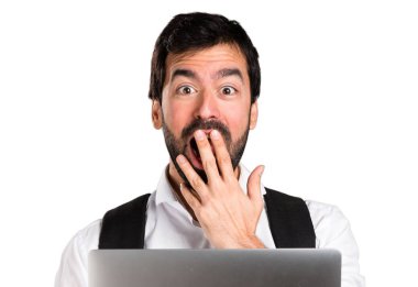 Dizüstü bilgisayar ile öğrenci adam