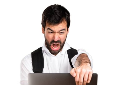 Dizüstü bilgisayar ile öğrenci adam