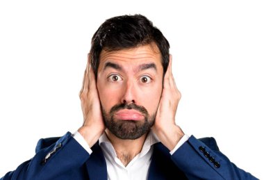 yakışıklı bir adam kulaklarını kapsayan