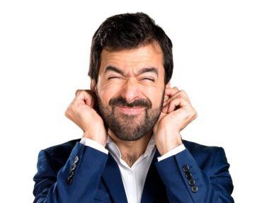 yakışıklı bir adam kulaklarını kapsayan