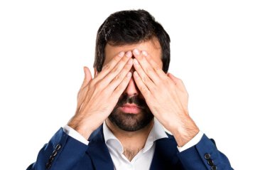 Yakışıklı adam gözlerini kapsayan