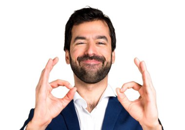 Yakışıklı adam ok işareti yapmak