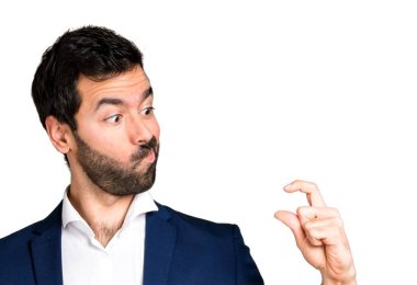 Yakışıklı adam küçük işareti yapmak