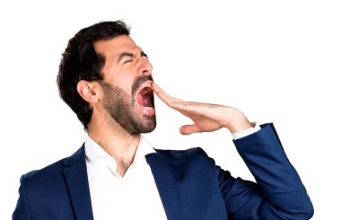 Esmer yakışıklı beyaz arka plan üzerinde