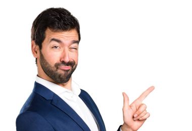 Esmer yakışıklı beyaz arka plan üzerinde