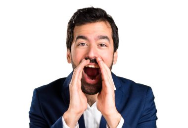 Esmer yakışıklı beyaz arka plan üzerinde