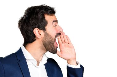 Esmer yakışıklı beyaz arka plan üzerinde