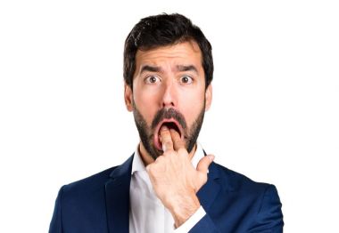 Yakışıklı adam kusma jest yapma