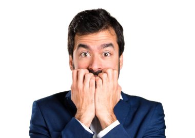 Esmer yakışıklı beyaz arka plan üzerinde