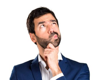 Esmer yakışıklı beyaz arka plan üzerinde