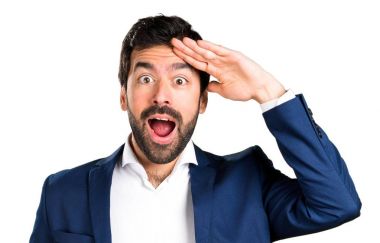 yakışıklı bir adam bir şey gösteriliyor