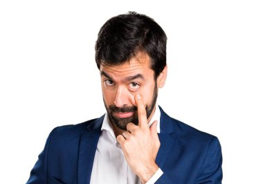 yakışıklı bir adam bir şey gösteriliyor