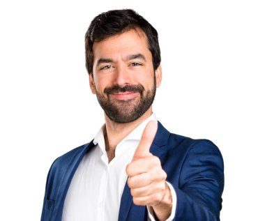 Başparmağı havada yakışıklı bir adam.