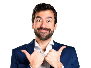 Başparmağı havada yakışıklı bir adam.