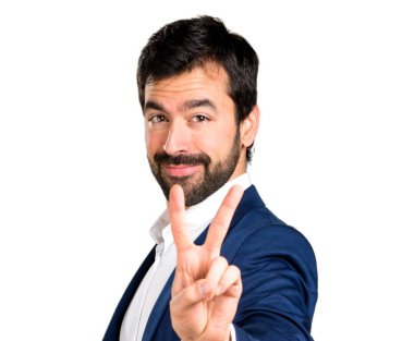 Yakışıklı adam zafer jest yapma