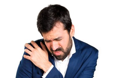 Omuz ağrısı ile yakışıklı adam