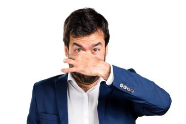 Yakışıklı adam kötü jest kokulu yapma