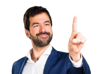 Yakışıklı adam şeffaf ekranda dokunmadan