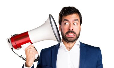 Yakışıklı adam tarafından megafon bağırarak