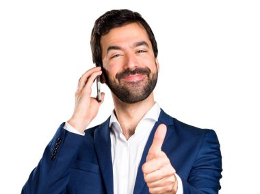 İçin mobil konuşan yakışıklı adam