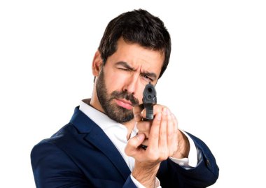 Yakışıklı adam bir tabanca tutan