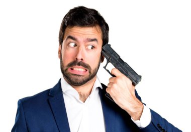 Yakışıklı adam bir tabanca tutan