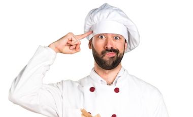 Biraz ekmek tutarak ve çılgın jest yapma genç baker