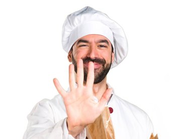 Biraz ekmek tutarak geri sayıma beş genç baker