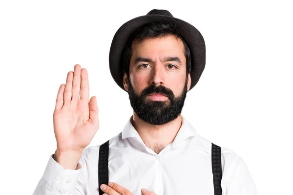 Hipster hombre con barba haciendo un juramento — Foto de Stock