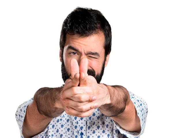 Silah jest yapma sakallı yakışıklı esmer adam