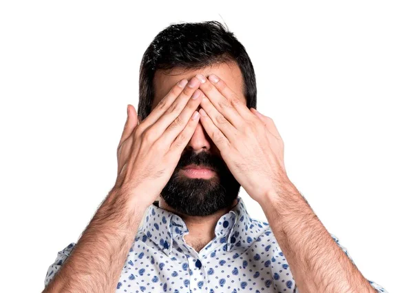 Gözlerini kapsayan sakallı yakışıklı esmer adam