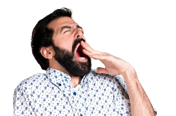 Schöner brünetter Mann mit Bart gähnt — Stockfoto