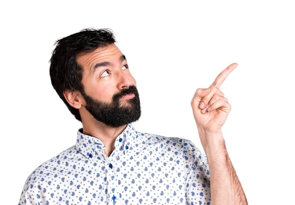 Yukarı dönük sakallı yakışıklı esmer adam