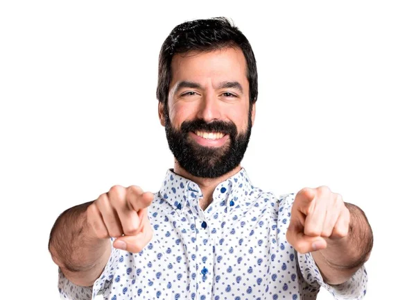 Öne doğru işaret eden sakallı yakışıklı esmer adam