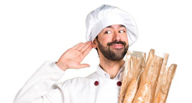 Biraz ekmek tutan ve bir şey dinleme genç baker