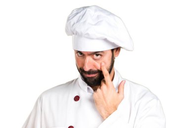 Biraz ekmek tutan ve bir şey gösteren genç baker