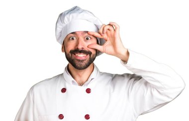 Biraz ekmek tutan ve bir şey gösteren genç baker