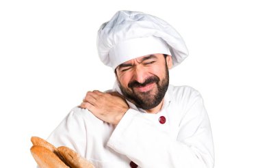 Genç baker ekmek omuz ağrısı ile tutarak