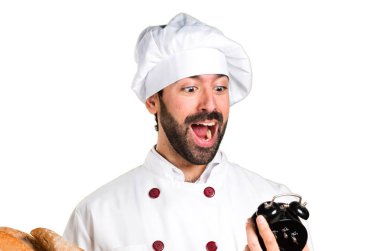 Biraz ekmek tutan ve vintage tutan genç baker saat